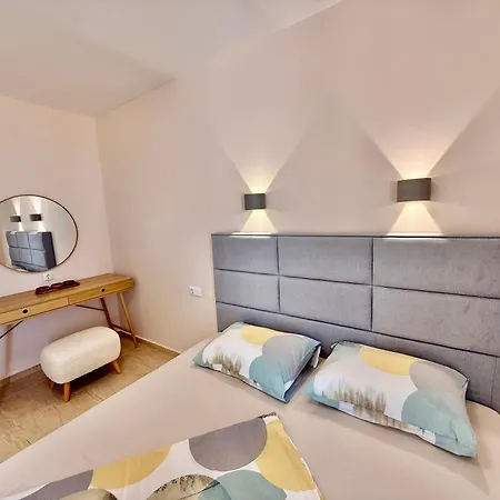 Vibes 4you, Sunny ساني بيتش